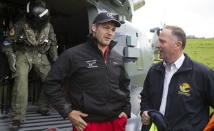 Richie McCaw avec les secouristes néo-zélandais le 14 novembre 2016.