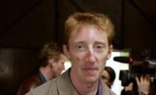 Les familles des victimes du double meurtre de Montigny-lès-Metz (Moselle), pour lequel Francis Heaulme a obtenu mardi un non-lieu, ont indiqué mercredi qu'elles allaient demander un nouveau procès de Patrick Dils, acquitté il y a cinq ans dans cette affaire.