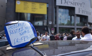 Le 16/06/15. Manifestation de taxis contre UberPOP, place de la Bastille. Credit:Heloise de Poyferre/SIPA
