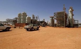 L'armée algérienne "bombardait" jeudi le site gazier du centre-est de l'Algérie où un groupe islamiste retient de nombreux otages, parmi lesquels des dizaines d'Occidentaux, a annoncé une source de ce groupe à l'agence mauritanienne en ligne Nouakchott information (ANI).