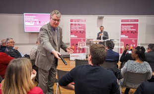 Le haut-commissaire aux retraites, Jean-Paul Delevoye, participe à une consultation citoyenne le 21 Novembre 2019 a Poitiers.