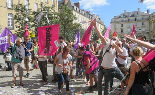 Les manifestants ont jeté de faux billets de banque sur la façade de la mairie de Rennes.