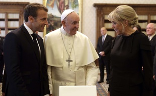 Le pape François entouré d'Emmanuel et Brigitte Macron au Vatican le 26 juin 2018.