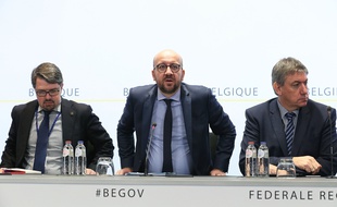 (De gauche à droite) Le procureur fédéral Frederic Van Leeuw, le Premier ministre belge Charles Michel and Vice-Prime Minister et le ministre de l'Intérieur Jan Jambon lors de la conférence de presse à la suite des attentats du 22 mars 2016 à Bruxelles.
