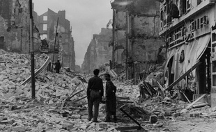 La rue du Calvaire après les bombardements de septembre 1943.