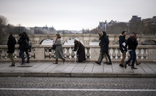 Le taux de pauvreté s'établit à 14% de la population contre 14,2% en 2015, selon l'INSEE.