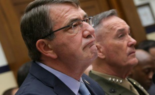 Ashton Carter (g) secrétaire américain à la Défense et le général Joseph Dunford Jr, chef des Etats majors le 1er décembre 2015 à Washingto