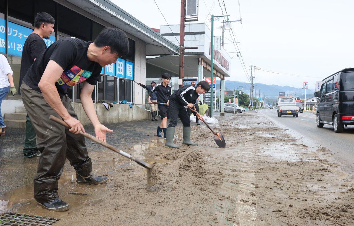 En images : Disparus, inondations, glissements de terrain... Le Japon sous les eaux
