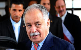 L'ancien Premier ministre libyen Al-Baghdadi Al-Mahmoudi, extradé dimanche de Tunisie, se trouve à présent en prison en Libye, a déclaré dimanche le Premier ministre libyen Abdel Rahim al-Kib.