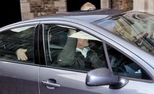 La voiture transportant la mère de la fillette tuée à Berck à son arrivée le 30 novembre 2013 au tribunal de Boulogne-sur-Mer