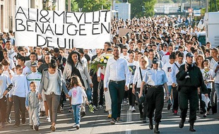 Une marche blanche a été organisée à la Benauge en hommage aux deux jeunes tués par leur père.