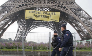 Des policiers à Paris devant la tour Eiffel, le 5 mai 2017.