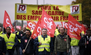 Roissy, le 5 octobre 2015. Des salariés d'Air France, membres de la CGT, manifestent devant le siège de la compagnie aérienne.
