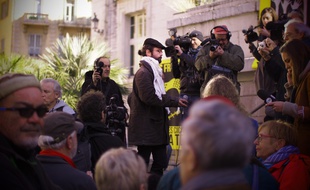 L'agriculteur azuréen Cédric Herrou s'adressant à la presse devant le palais de justice de Nice, le 4 janvier 2017