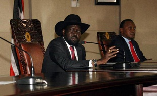 Le président sud-soudanais Salva Kiir (g) et son homologue kényan Uhuru Kenyatta le 26 décembre 2013 à Juba