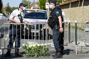 Des policiers montent la garde à Rambouillet, le 26 avril 2021, en marge d'un rassemblement en hommage à la mort d'une fonctionnaire de police tuée dans un attentat terroriste trois jours plus tôt. (Illustration)