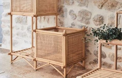 Besoin d’un support chic pour vos plantes ? Ce porte-plante double en rotin est à -60 % chez Alinéa, idéal pour sublimer balcon et jardin