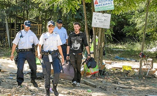 Si les trois familles roms sont parties avant l'arrivée de la police, les militants ont été accompagnés hors de la butte.