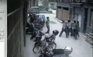 Capture d'écran de la vidéo du sauvetage d'une fillette en Chine, le 21 juin 2013.