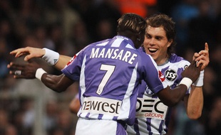 L'ailier gauche du TFC Fodé Mansaré vient féliciter Johan Elmander après un but inscrit par l'attaquant suédois contre l'Olympique de Marseille en Ligue 1, le 24 février 2007.