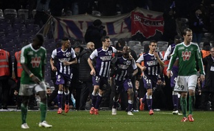 Le Toulousain Jean-Daniel Akpa Akpro est félicité par ses coéquipiers après son égalisation contre Saint-Etienne en Ligue 1, le 28 février 2015.
