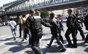 Evacuation par la police de migrants installés devant l'église Saint-Bernard, dans le XVIIIe arrondissement de Paris, le 5 juin 2015