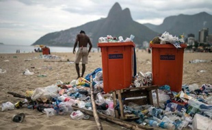 La plage d'Ipanema durant la grève des éboueurs à Rio de Janeiro, le 6 mars 2014