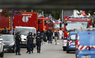Déploiement de policiers et pompiers près de l'église de Saint-Etienne-du-Rouvray, le 26 juillet 2016 où a eu lieu une prise d'otages