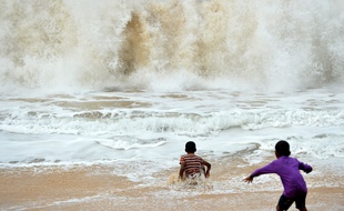 Un Sri-lankais joue dans une vague à Peraliya le 26 décembre 2014.