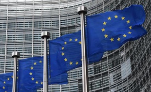 Des drapeaux européens devant le siège de la Commission à Bruxelles, en 2014
