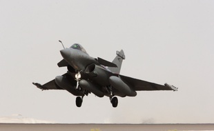 Photo transmise par l'armée française montrant un Rafale, décollant le 8 septembre 2015, pour une mission de surveillance dans le ciel syrien.