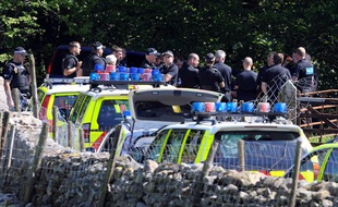 Des policiers devant la voiture de Derrick Bird, suspecté d'être l'auteur d'une fusillade dans le nord est de l'Angleterre, le 2 juin 2010.