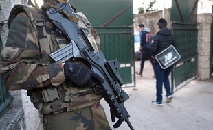 Un soldat posté le 12 janvier 2016 devant une école de Marseille dont un enseignant juif a été agressé la veille.