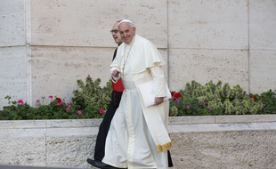 Le Pape François accompagné d'un cardinal au Vatican, le 7 octobre 2014.
