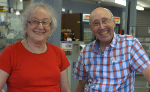 Karen et Barry Mason dans leur magasin, le Circle of Books.