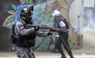 Un policier anti-émeutes, le 24 novembre 2019 à Rio de Janeiro (Brésil).