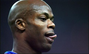 Les problèmes s'accumulent pour l'attaquant international Sylvain Wiltord, engagé dans une procédure disciplinaire avec son club, l'Olympique lyonnais (L1), et traîné devant les tribunaux par une ancienne collaboratrice qui lui réclame des indemnités de licenciement.