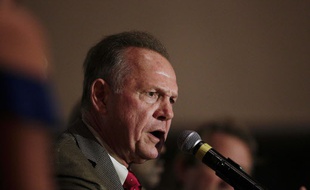 Le magistrat ultra-conservateur Roy Moore, aurait eu des contacts sexuels avec une adolescente de 14 ans en 1979.