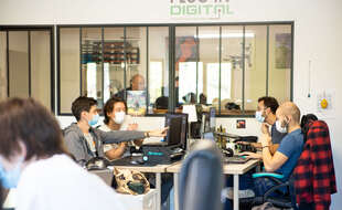 Dans les locaux de Plug in digital, à Montpellier
