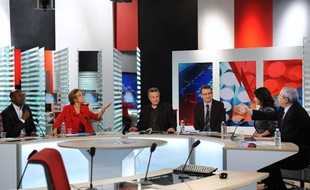 À gauche, Alain Dolium (MoDem) et Valérie Pécresse (UMP), à droite, Cécile Duflot (Verts) et Jean-Paul Huchon (PS). Tous les candidats à la région Ile-de-France étaient présents pour un débat sur le plateau de LCI lundi 8 février 2010.