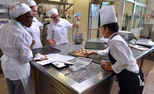 Des jeunes en formation en alternance à l'Ecole nationale supérieure de patisserie d'Yssingeaux.