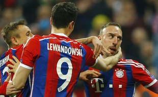 Franck Ribéry, ici félicité par ses partenaires le 11 mars 2015, a repris l'entraînement collectif le 2 décembre 2015.