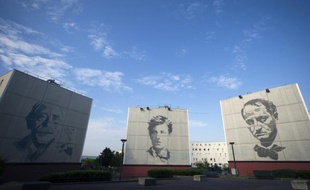 Vue en date du 11 juin 2015 des portraits de Paul Valery, Arthur Rimbaud et Charles Baudelaire sur des bâtiments à Chanteloup-les-Vignes