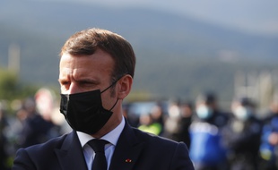 Emmanuel Macron à la frontière entre l'Espagne et la France, le 5 novembre 2020.