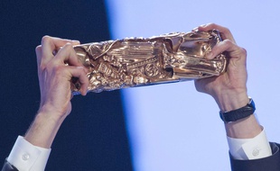 Un trophée des César, porté à bout de bras, lors de la 40e édition en 2015.