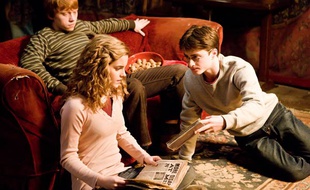 Harry Potter conseille une nouvelle lecture à Hermione.