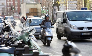 Un scooter à Paris le 3 décembre 2009.