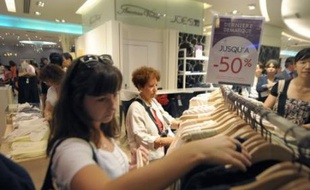 Les soldes flottants instaurés par la Loi de Modernisation de l'Economie (LME) pourraient disparaître faute d'avoir rencontré le succès escompté, selon le Journal du Dimanche (JDD), qui se base sur un rapport commandé par le secrétaire d'Etat au Commerce, Hervé Novelli.