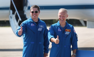 Les astronautes de la NASA Bob Behnken (à gauche) et Doug Hurley (à droite) doivent décoller le 27 mai à bord d'une fusée SpaceX. Ce sera le premier vol habité américain depuis 2011.