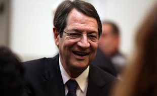 La volonté affichée du nouveau président chypriote d'obtenir "le plus tôt possible" un plan d'aide pour éviter la faillite du pays pourrait se heurter aux réserves tenaces des Européens et du FMI, soucieux d'éviter un nouveau scénario à la grecque.